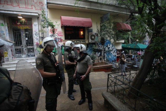 Δείτε με ποιον τρόπο η Ελληνική Αστυνομία «καθάρισε» τα Εξάρχεια και την μαφία των ναρκωτικών