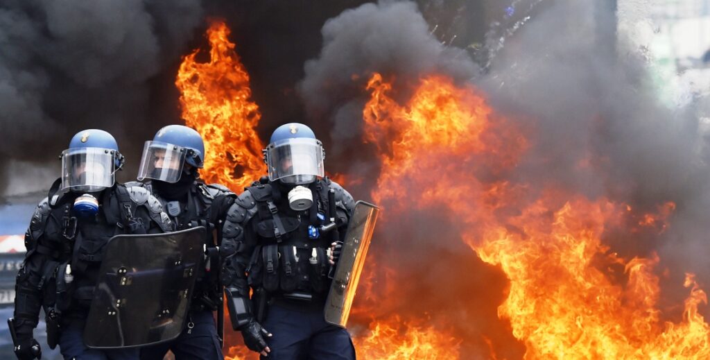 Αρχηγός γαλλικών μυστικών υπηρεσιών: «Η Γαλλία βρίσκεται στα πρόθυρα εμφύλιου πολέμου»