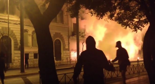 Η εξόρμηση των κουκουλοφόρων μέσα από το Πολυτεχνείο (βίντεο)