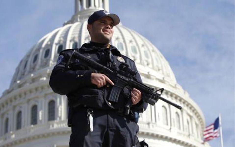 Έληξε ο συναγερμός στο Καπιτώλιο με τη σύλληψη δύο ανδρών εκ των οποίων ο ένας οπλοφορούσε