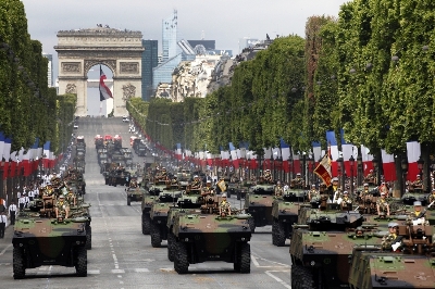 Γαλλία: Δείτε πλάνα από την σημερινή μεγάλη στρατιωτική παρέλαση στην λεωφόρο των Ηλυσίων Πεδίων