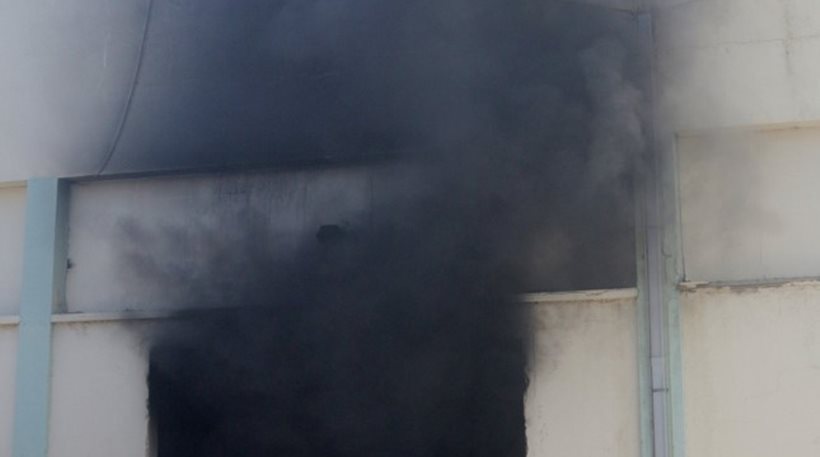 Σε εξέλιξη μεγάλη φωτιά στις αποθήκες της ΕΑΣΗ στην Κρήτη (φωτό&vid)