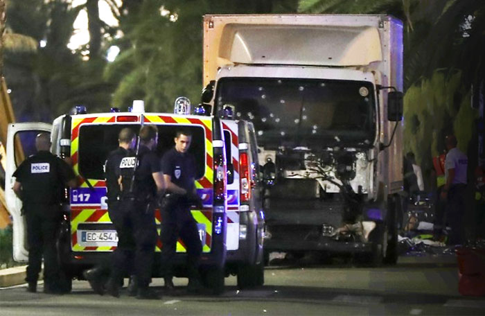 Παγκόσμιο σοκ από το νέο “χτύπημα” του ISIS – Η στιγμή που το φορτηγό σκορπά το θάνατο στη Νίκαια (βίντεο-φωτό)