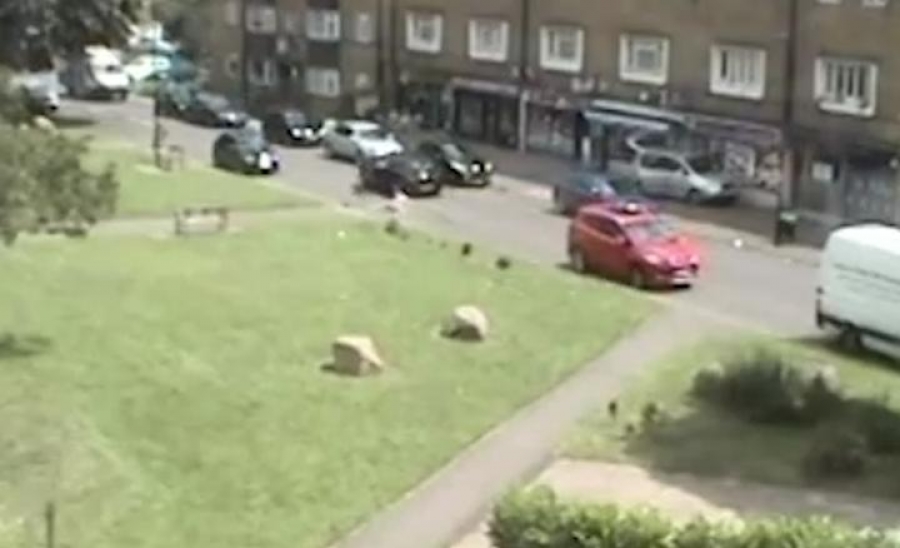 12χρονο κορίτσι αψηφά τους κινδύνους και πηδά από αυτοκίνητο εν κινήσει για να ξεφύγει από τους … κλέφτες! (vid)