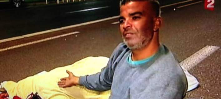 Δημοσιογράφος ρώτησε άνδρα που θρηνούσε πάνω από τη σορό της γυναίκας του πώς αισθάνεται!