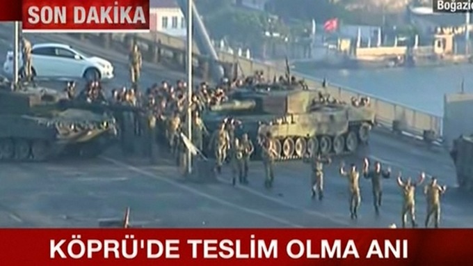 Στρατιώτες πραξικοπηματίες παραδίδονται στις κυβερνητικές δυνάμεις στη γέφυρα του Βοσπόρου (φωτό, vid)