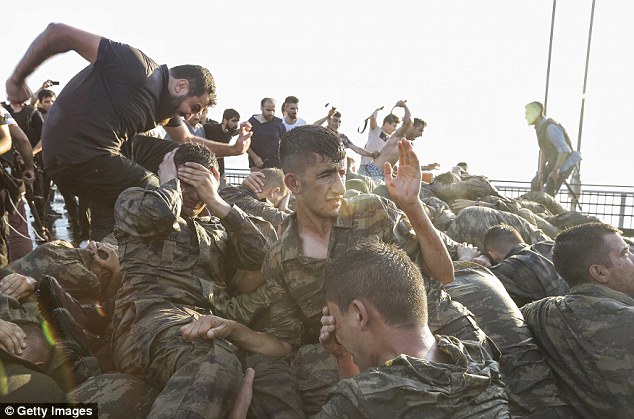 Συνέλαβαν Σμήναρχο στο Ικόνιο για να προλάβουν δεύτερη απόπειρα πραξικοπήματος