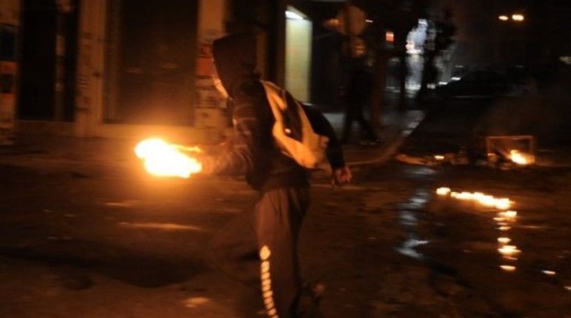 «Θερμό» βράδυ στα εξάρχεια: Επίθεση με μολότοφ και πέτρες σε διμοιρία των ΜΑΤ