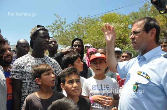 Ξεσηκώθηκαν οι μετανάστες στη Χίο και απέκλεισαν δρόμο: «Δεν θέλουμε να μείνουμε άλλο εδώ» (vid)