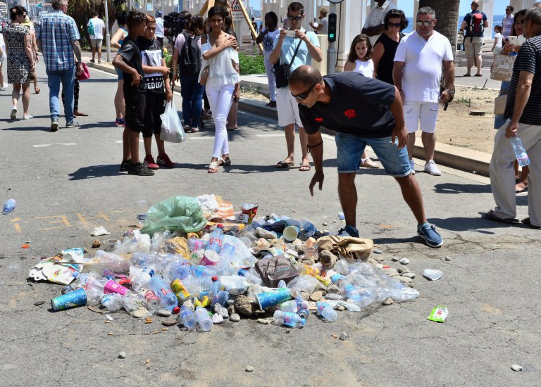 Σκουπίδια και μηνύματα οργής στο σημείο θανάτου του μακελάρη της Νίκαιας