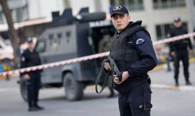 Κων/πολη: Ένοπλοι εισέβαλαν στο δημαρχιακό μέγαρο του Σισλί – Πυροβόλησαν τον αντιδήμαρχο στο κεφάλι [φωτό, vid] [upd]