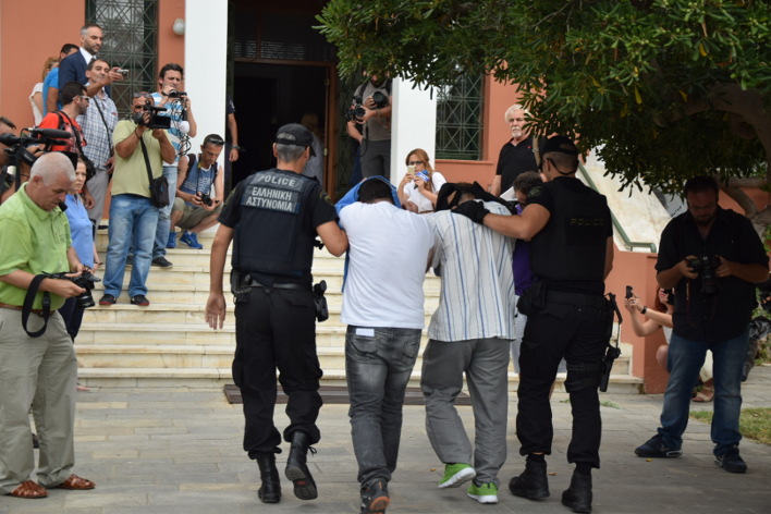 «Κράτος Ερντογάν» στην ελληνική Θράκη – Τραμπουκισμοί από «Έλληνες» εξτρεμιστές κατά των 8 φυγάδων [φωτό]