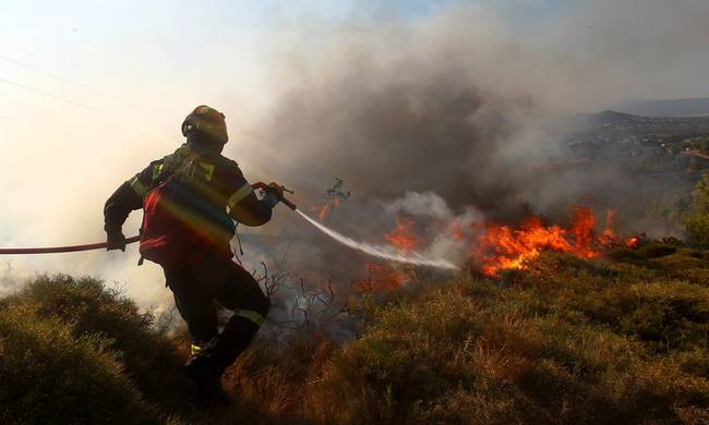 Πυρκαγιά σε δασική έκταση των Παλαιών Πόρων στην Κατερίνη