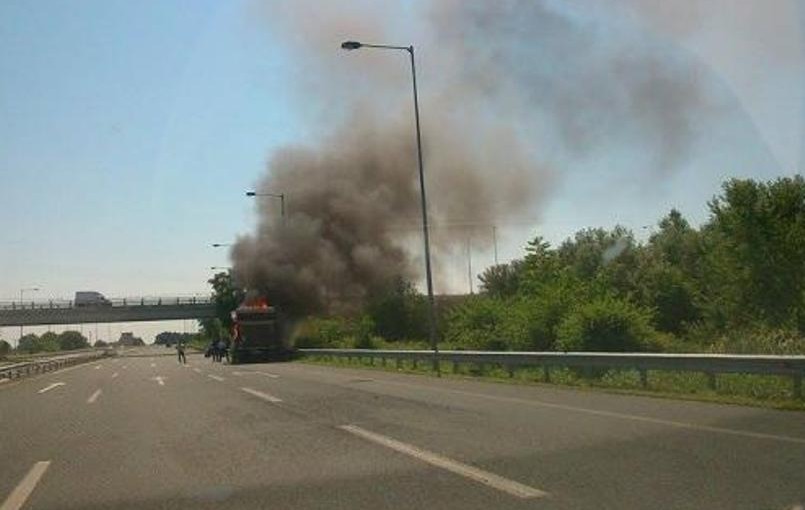 Φωτιά ξέσπασε σε νταλίκα στην Αθηνών – Λαμίας