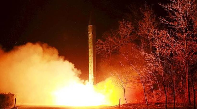 Με εκτόξευση βαλλιστικών πυραύλων απάντησε ο Κιμ Γιονγκ Ουν στην «πρόκληση» των ΗΠΑ