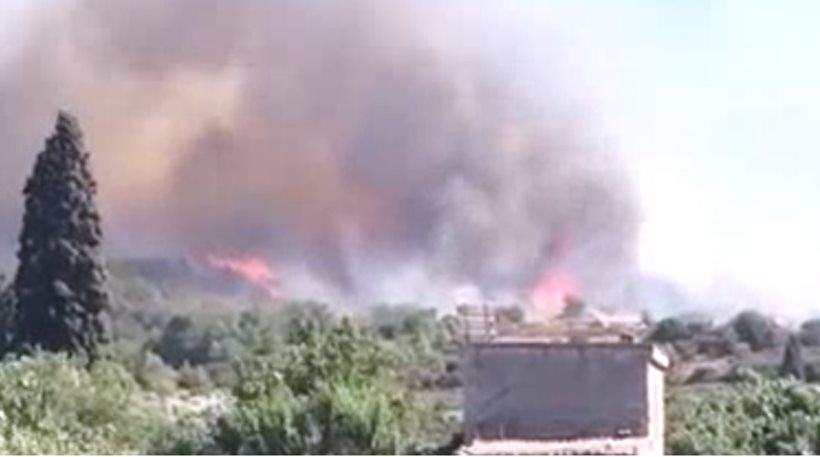 Συνεχείς οι αναζοπυρώσεις της φωτιάς στο Σελάκανο- Επιστρατεύτηκε και τέταρτο ελικόπτερο (βίντεο)