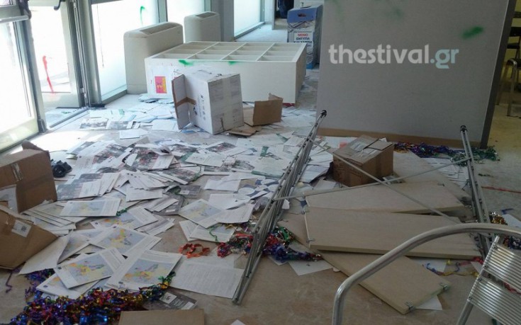 «Γυαλιά-καρφιά» έκαναν το δημαρχείο Θεσσαλονίκης οι αναρχικοί του «No Border Camp» (φωτό, vid)