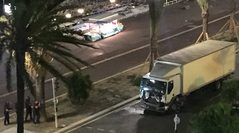 «Βλέπω ακόμα τα πτώματα να εκτοξεύονται παντού», λέει ο άνδρας που προσπάθησε να σταματήσει τον μακελάρη της Νίκαιας (vid)