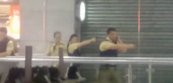 Βίντεο: Αστυνομικοί ψάχνουν τους δράστες στο εσωτερικό του εμπορικού κέντρου στο Μόναχο