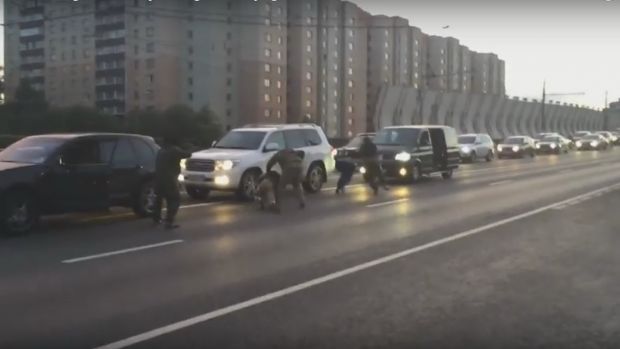 Ρωσία: Επίθεση, απαγωγή και κλοπή αυτοκινήτου με καλάσνικοφ μέρα μεσημέρι σε κατάμεστο δρόμο (vid)