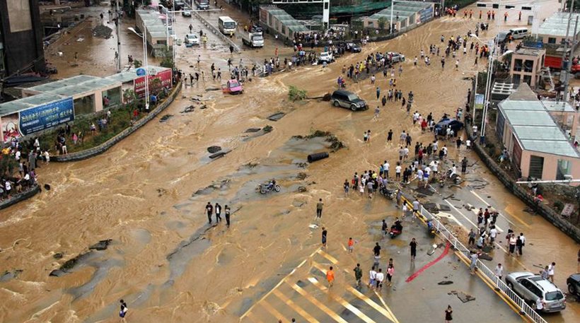 Σε κατάσταση έκτακτης ανάγκης επαρχία της Κίνας μετά τις φονικές πλημμύρες (βίντεο)