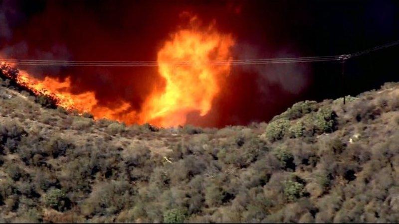 ΗΠΑ: Εκτός ελέγχου η φωτιά βορειοδυτικά του Λος Άντζελες (φωτό,vid)