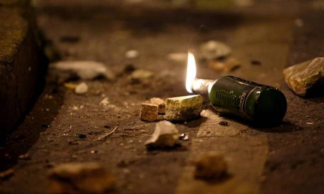 Άγνωστοι πέταξαν μολότοφ και έκαψαν αυτοκίνητα στα Εξάρχεια