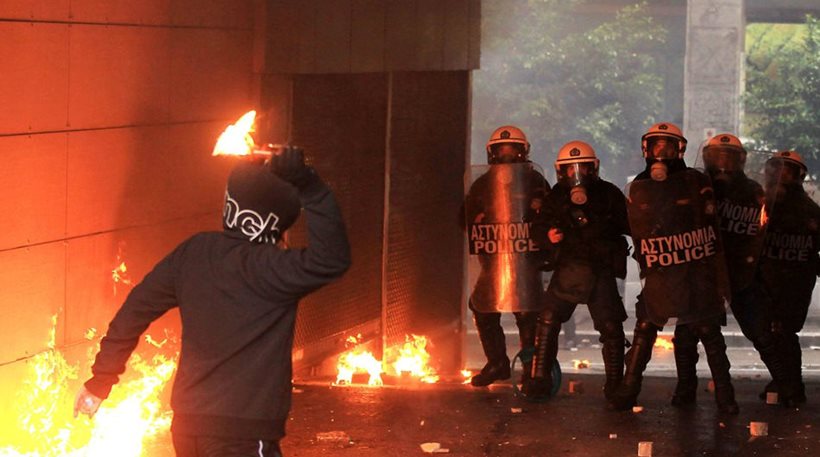 Επεισοδιακή και πάλι η η νύχτα στην περιοχή του Πολυτεχνείου με μολότοφ και συλλήψεις