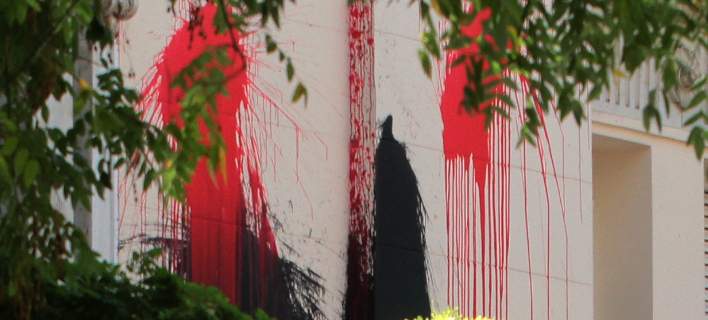 Καρέ καρέ η επίθεση του «Ρουβίκωνα» στην τουρκική πρεσβεία (vid)