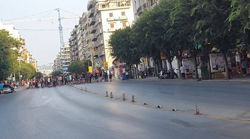 Θεσσαλονίκη: Συγκέντρωση αναρχικών έξω από τα γραφεία του ΣΥΡΙΖΑ
