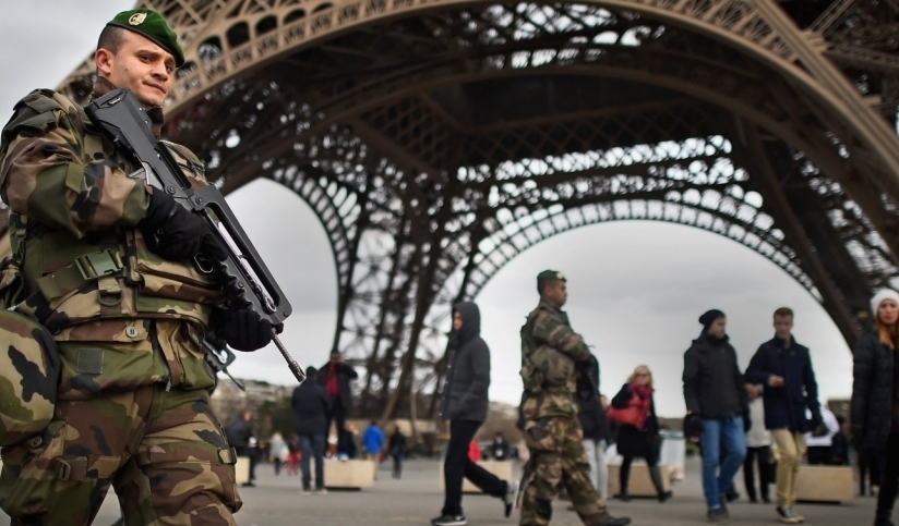 Βγάζει τον Στρατό στους δρόμους η γαλλική κυβέρνηση μετά τον αποκεφαλισμό του ιερέα