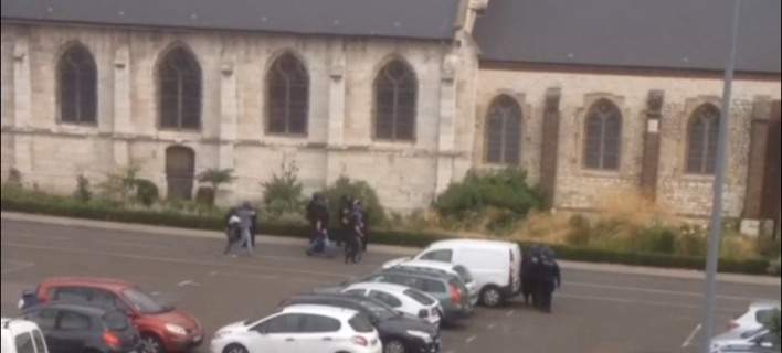 Η στιγμή της διάσωσης της καλόγριας από την εκκλησία στη Νορμανδία (vid)