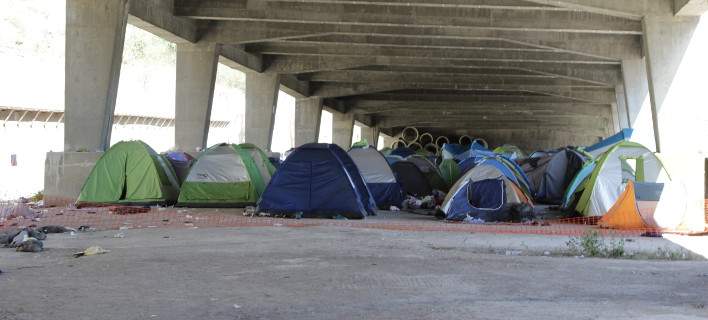Αρνούνται να φύγουν από τον Πειραιά οι πρόσφυγες