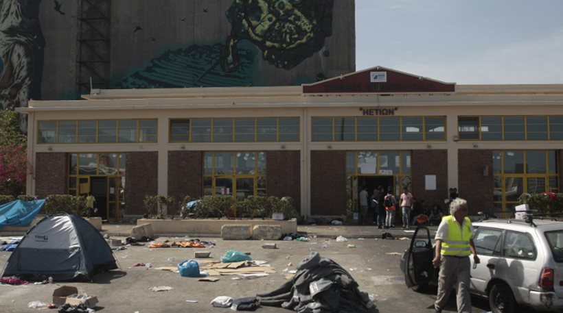 Αποχωρούν οι μετανάστες από τον Πειραιά (φωτό)