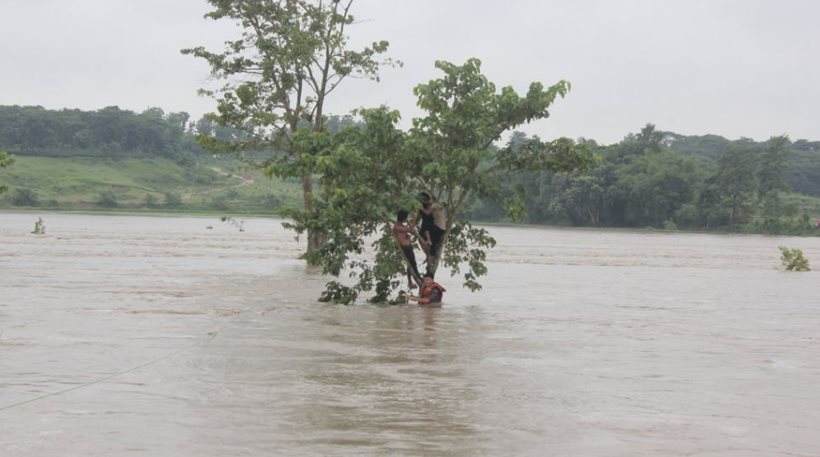 Εκατοντάδες νεκροί και καταστροφές σε σπίτια και υποδομές από τις πλημμύρες στη Ν.Ασία (φωτό&vid)