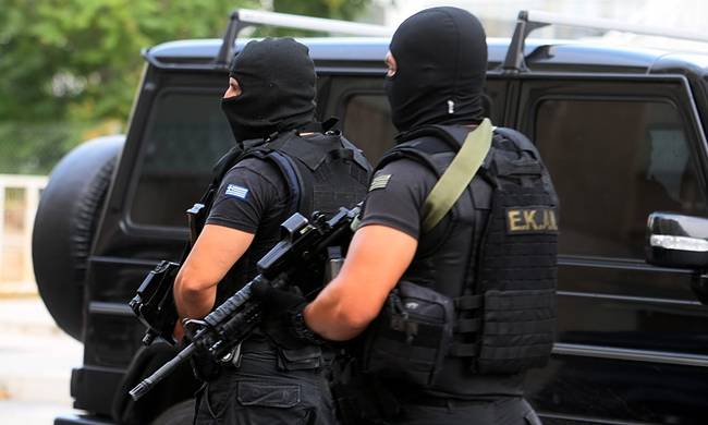 Ξυραφάκια και κροτίδες περιείχε το δέμα που εστάλη σε σπίτι δικαστικού