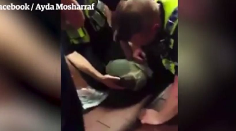 Η στιγμή που αστυνομικοί ακινητοποιούν ύποπτο στην Γέφυρα του Λονδίνου (vid)