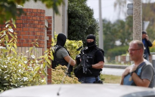 Η στιγμή της διάσωσης της μοναχής από την εκκλησία στη Νορμανδία (βίντεο)