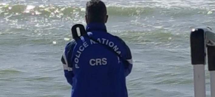 Ο φόβος της τρομοκρατίας «χτύπησε» και τις παραλίες στη Γαλλία- Βάζει αστυνομικούς με μαγιό να τις φυλάνε (φωτό)