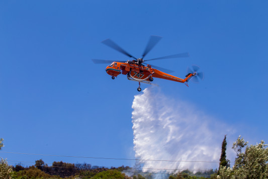 Φωτιά ξέσπασε στα Καλύβια Αττικής