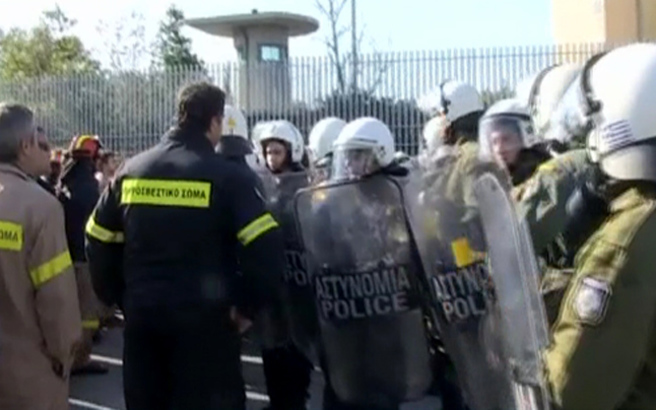 Συγκέντρωση Πυροσβεστών έξω από το υπ. Προστασίας του Πολίτη