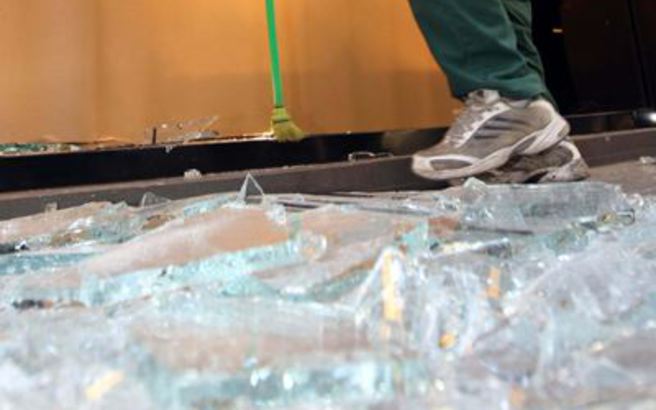 Επίθεση στα γραφεία του ΣΥΡΙΖΑ στα Πετράλωνα- Εσπασαν δύο τζαμαρίες