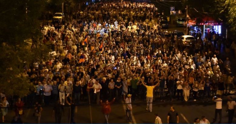 Δεκάδες τραυματίες από συγκρούσεις της αστυνομίας με διαδηλωτές στην Αρμενία