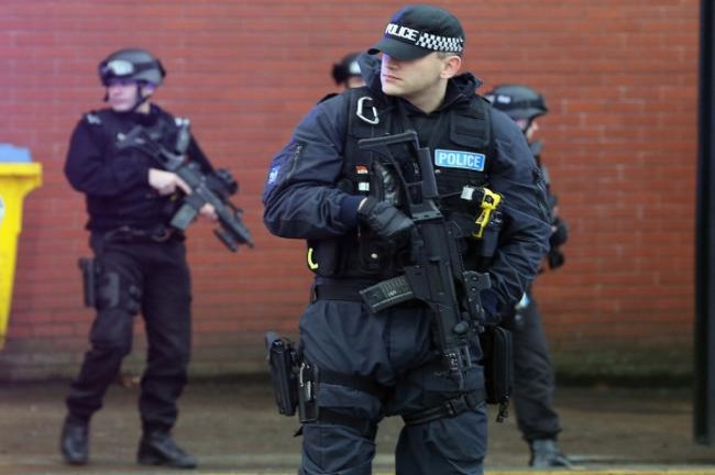 Συναγερμός στη Βρετανία για ύποπτο δέμα σε εμπορικό κέντρο (φωτό,vid)