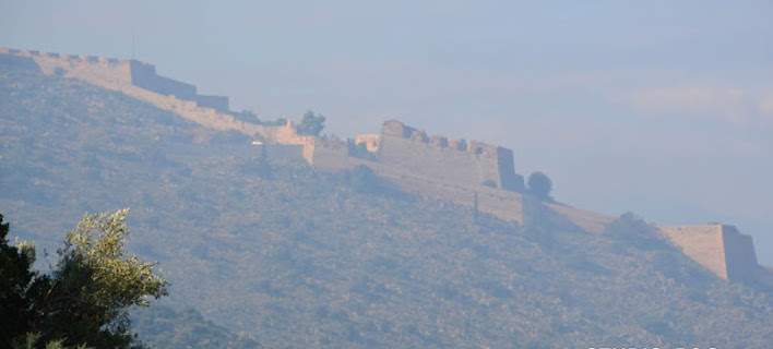 «Πνίγηκε» στην κάπνα το Ναύπλιο από τη μεγάλη φωτιά της Λίμνης στην Εύβοια (φωτό)