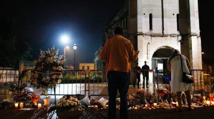 Γαλλία: Κατηγορίες απαγγέλθηκαν σε δύο άνδρες μετά την δολοφονία του ιερέα στη Νορμανδία