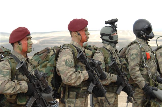 Αιχμαλωτίστηκαν μετά από μάχη οι 11 διαφυγόντες άνδρες των «Μπορντό Μπερελί» που συμμετείχαν στην επιχείρηση δολοφονίας του Ερντογάν (φωτό)