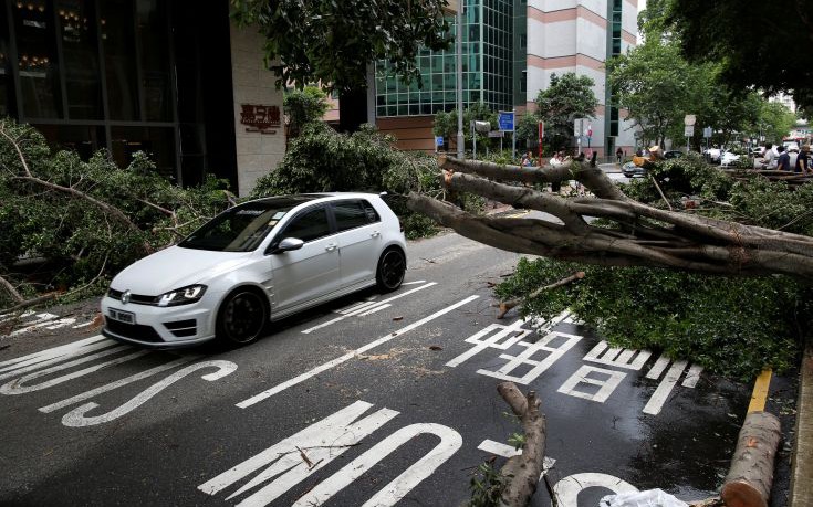 Εικόνες καταστροφής από το πέρασμα του τυφώνα «Νίντα» στο Χόνγκ Κόνγκ