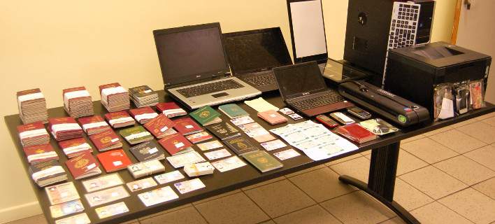 EΛ.ΑΣ.: Εργαστήριο πλαστών εγγράφων εντοπίστηκε στην Κυψέλη