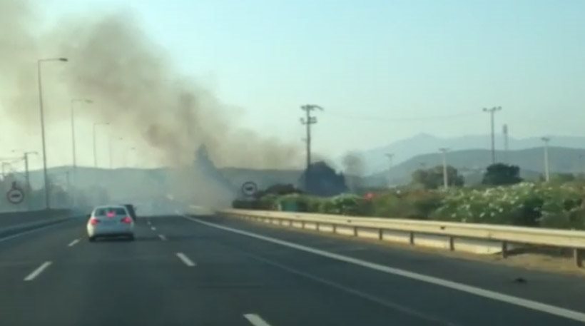 Φωτιά ξέσπασε στην Αττική Οδό κοντά στα διόδια Κορωπίου